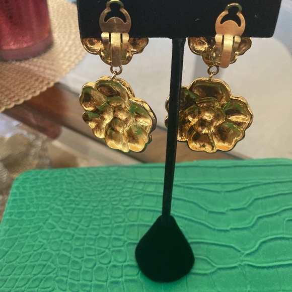 Pre-Loved Vintage CHANEL Gold Plated Clip-On Camellia Flower Dangle Earrings - Picture 2 of 5